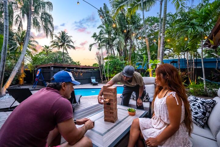 Tropical Oasis:Pool-Fire Pit-Bar-Mini Golf-Sauna gallery image 5