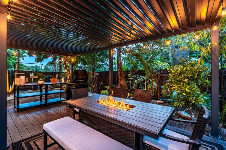 Tropical Oasis:Pool-Fire Pit-Bar-Mini Golf-Sauna gallery image 2