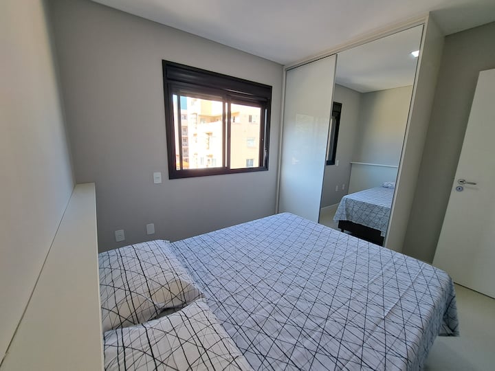 Chambre 3 : lit double et armoire