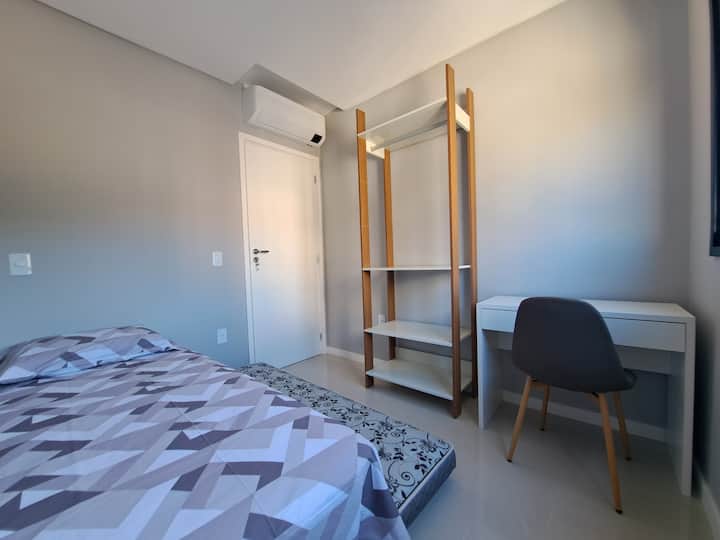 Chambre 2 : lit simple avec chambre auxiliaire, bureau et placard