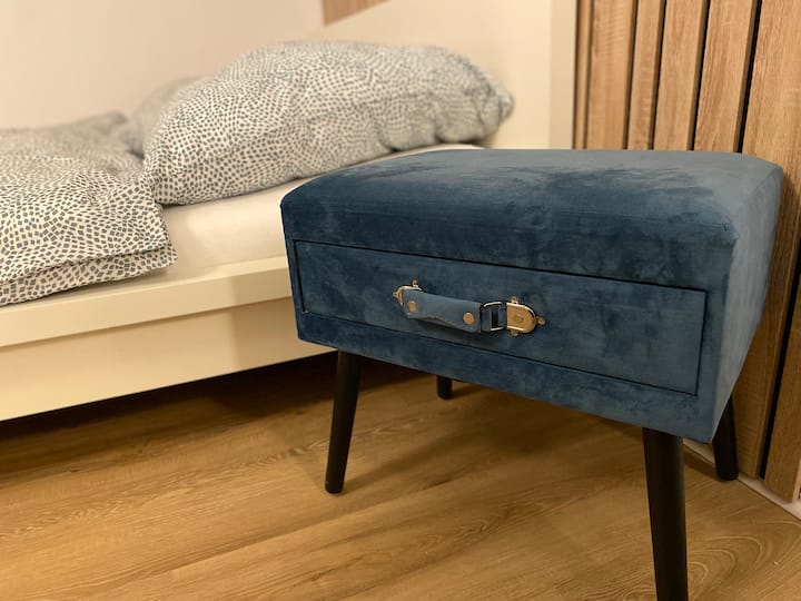 לתחושת החג, השידה שליד המיטה נראית כמו מזוודה :-)