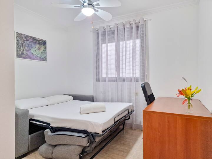 Разтегателен диван в трета спалня, бюро и стол