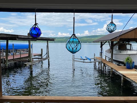 Seneca Lakefront Cabin & Beach Cottage: Hot tub