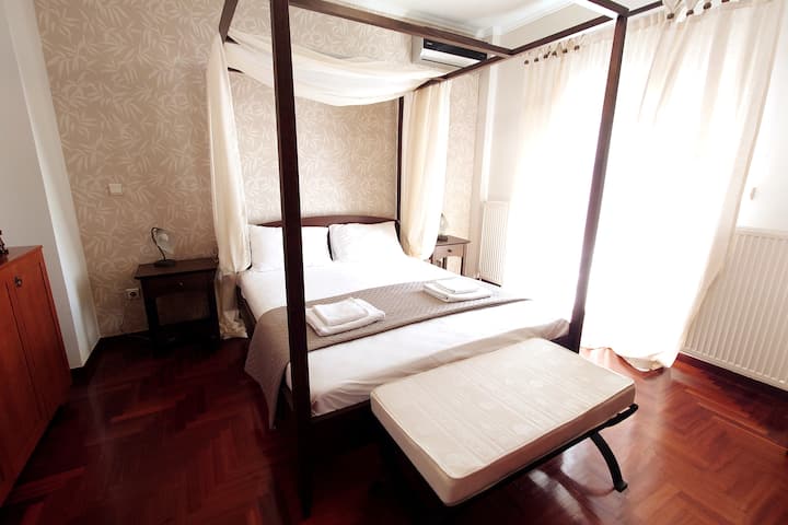 chumba kikubwa cha kulala chenye vitanda viwili