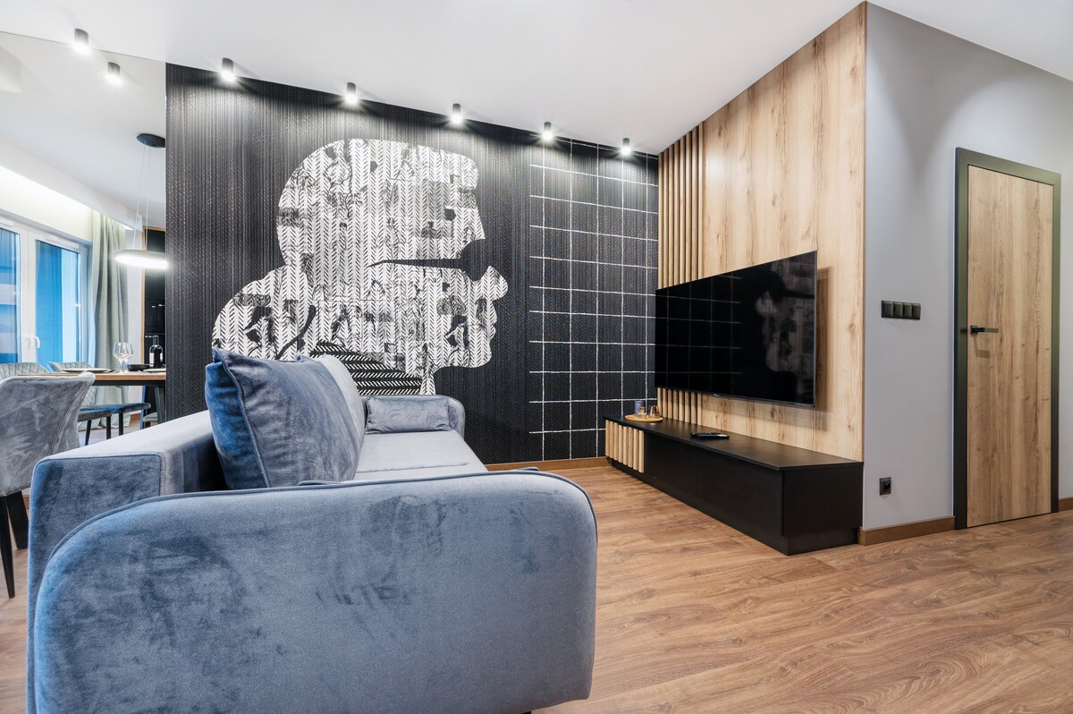 Comfortabele woonkamer met slaapbank en smart-tv | Boek nu met RENTUJEMY