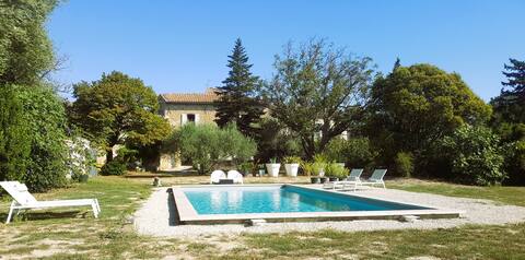 Mas de la Sorgue - pool and large garden