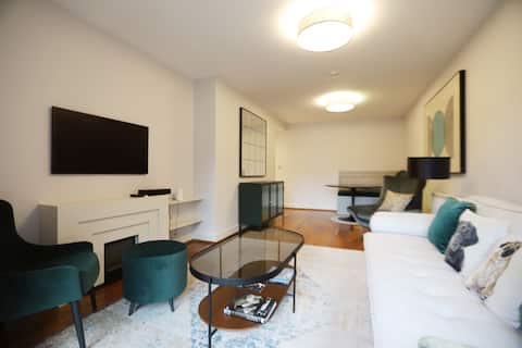 Top performing Airbnb: Newly renovated 2 bed Riverside in Grand Canal Dock