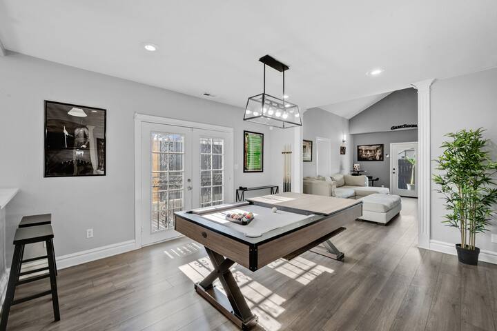 Chic Oasis: HotTub, Theater, Gym gallery image 5