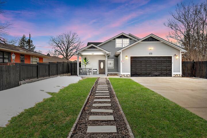 Chic Oasis: HotTub, Theater, Gym gallery image 2