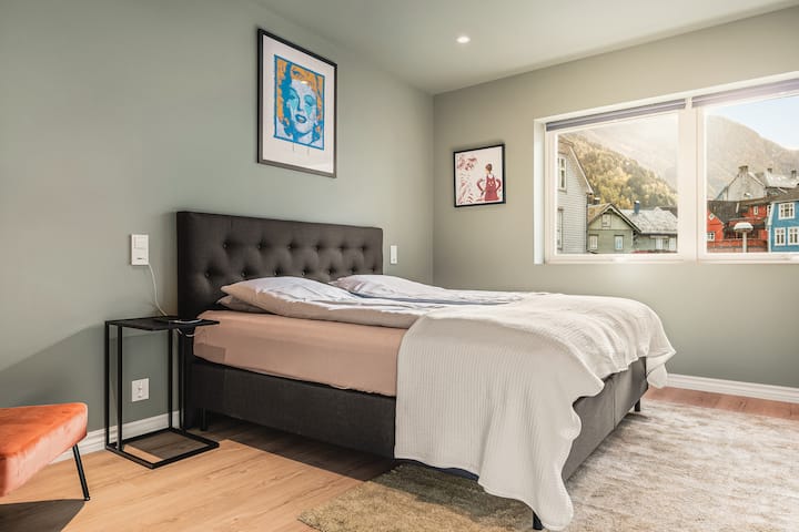 ستجعلك مرتبة هذه الغرفة مريحة وفخمة تنام على الغيوم. ستستيقظ وأنت تشعر بالراحة والاستعداد للتعامل مع اليوم المقبل.