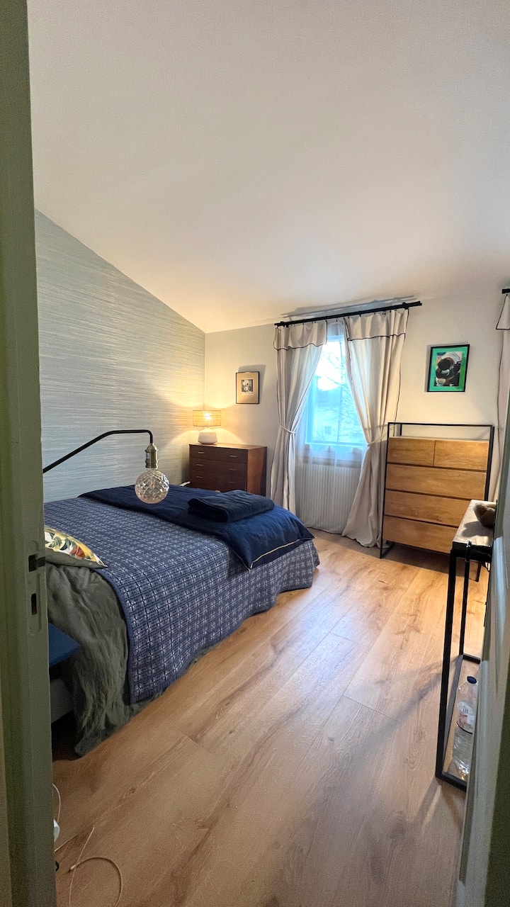 Chambre double (160 cm) avec sa salle de bain (baignoire) attenante. La commode centrale est dédiée à vos effets personnels.