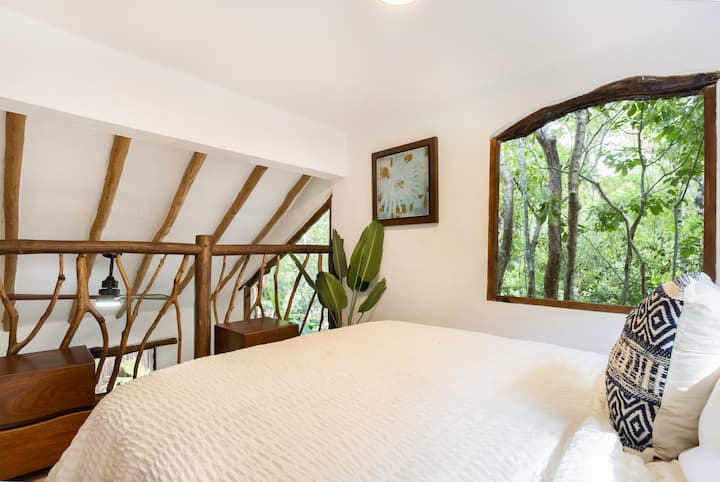 Serenity spĺňa štýl vo vašej útulnej spálni džungle v podkrovnej spálni Casa 's v podkroví Casa s manželskou posteľou Queen