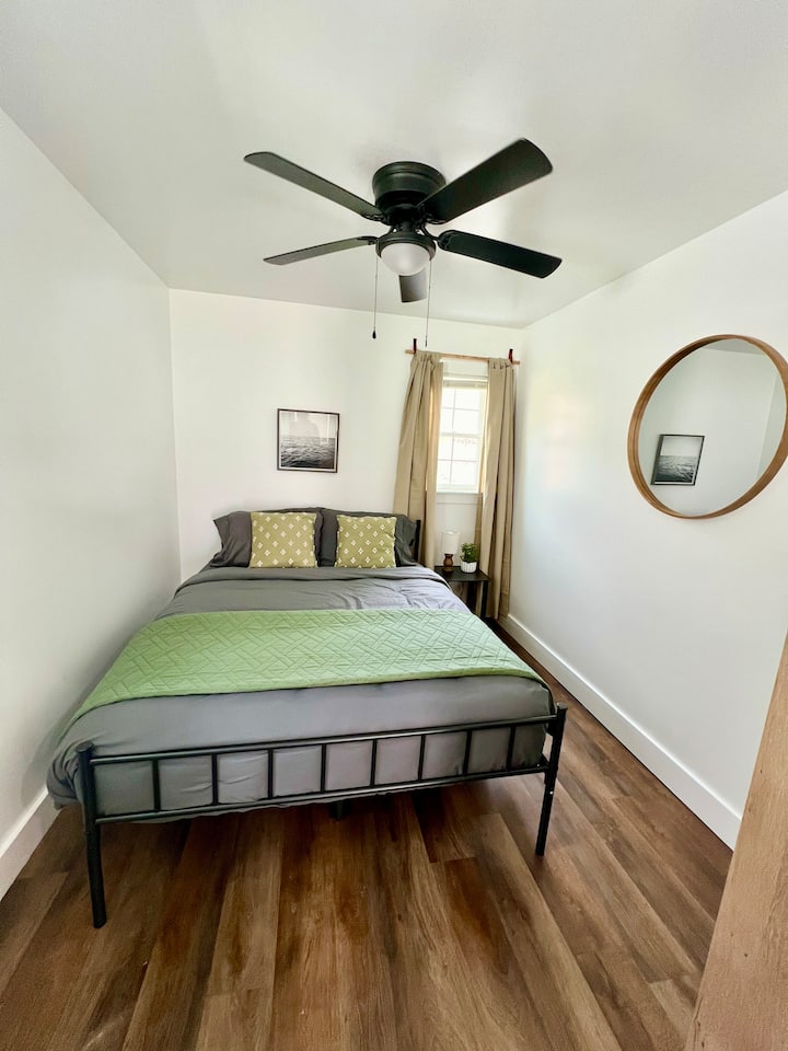 Chumba cha Kulala cha Ghorofa ya Chini na Kitanda cha Malkia.