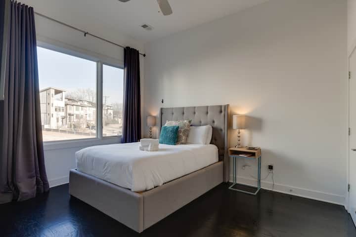 Dormitorio con 2 camas tamaño king.