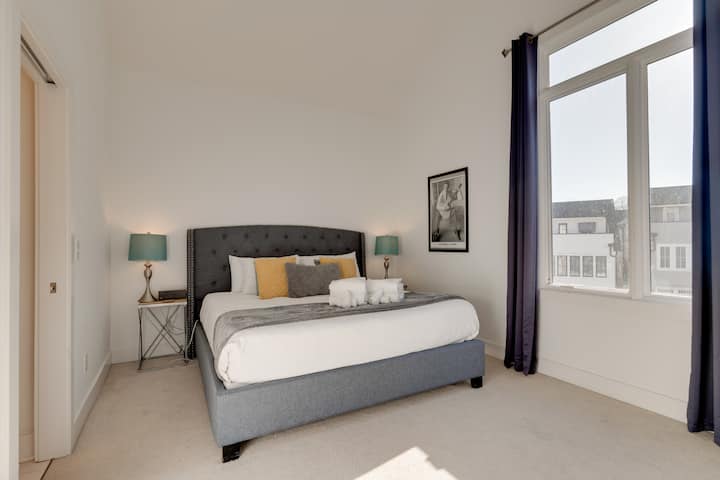 Dormitorio con 2 camas tamaño king.