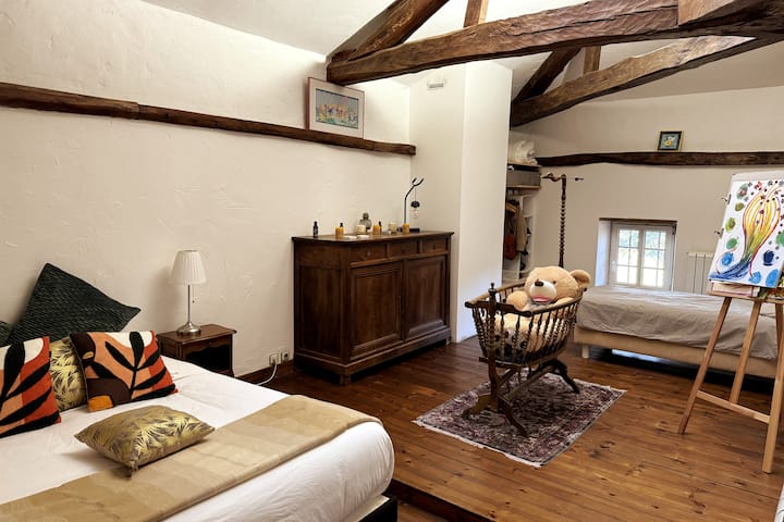 Slaapkamer 2 met een groot tweepersoonsbed en een 1 persoonsbed, buffet en kledingkast