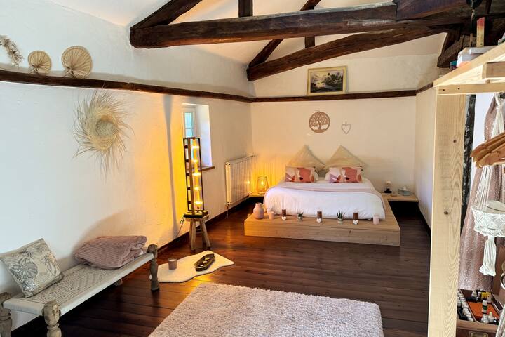 Slaapkamer 1 met groot tweepersoonsbed, buffet en kledingkast