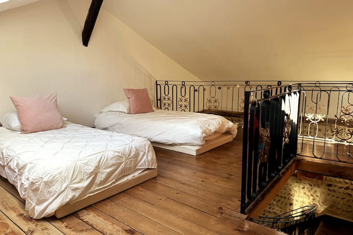 Slaapkamer 4 op de tussenverdieping met twee eenpersoonsbedden