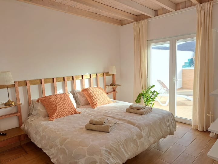 Спална соба со 180*200 кревета