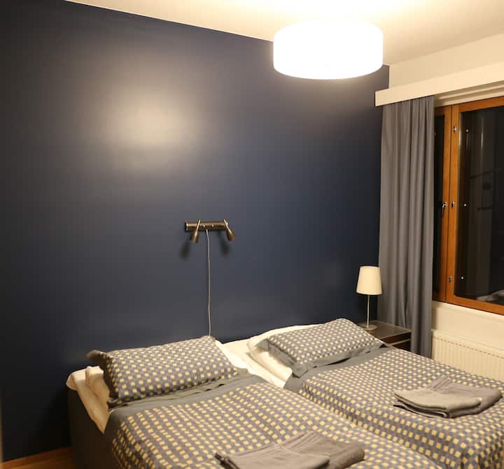 Chumba cha kulala chenye vitanda viwili.