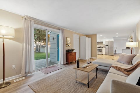 The Mesa Oasis
4 BR, 2.5 Ba-Modern/Family-Friendly