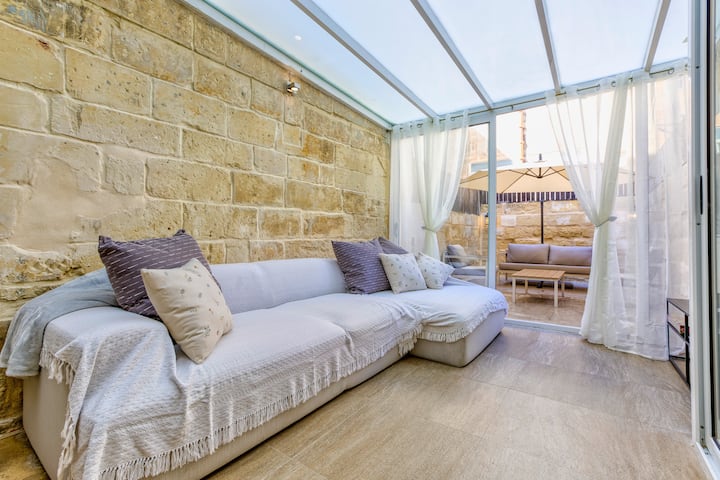 חלל מגורים מעוצב עם אופי מלטי מסורתי