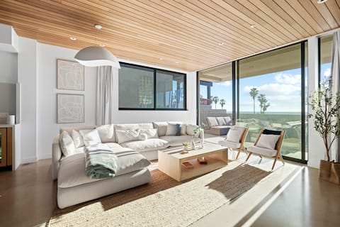 Top Airbnb: Luxe Oceanfront Venice Beach Escape | Rooftop Deck in Venice