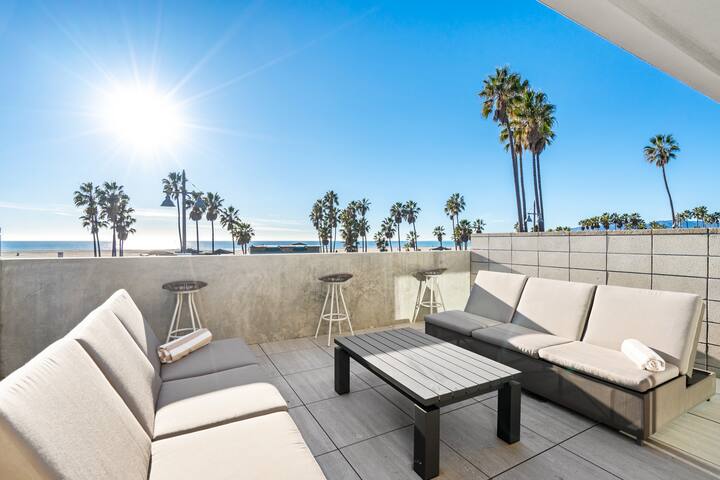 Luxe Oceanfront Venice Beach Escape – Rooftop Deck gallery image 3