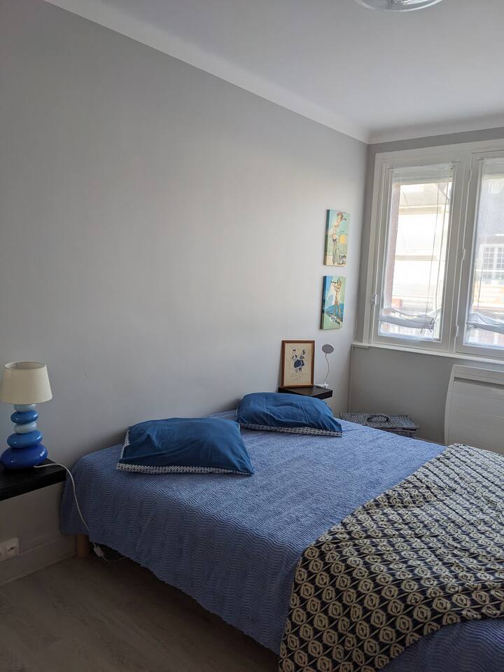 150 სმ ‑ იანი ორადგილიანი საწოლი და 180 სმ ‑ იანი საბანი საგარდერობო ოთახით.