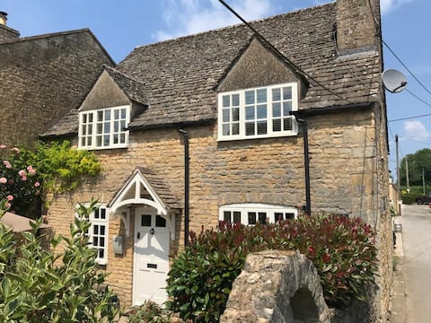 Jasmine Cottage - 2 Bedroom in Heart of Bourton!