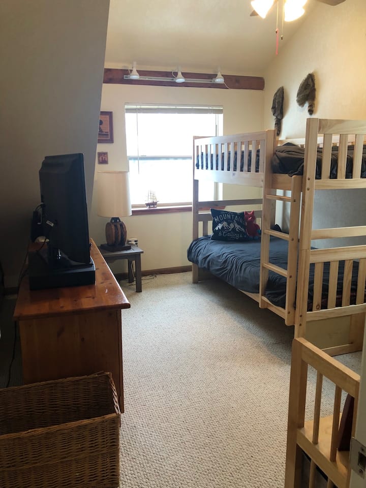 Chambre avec lit superposé à l'étage. La couchette supérieure n'est pas recommandée ou sûre pour les personnes de plus de 130 livres.  Limite de poids de la couchette inférieure de 200 livres. Livres et jouets pour enfants, y compris des carreaux magna, des Legos et une maison de poupée. Télévision et grand fauteuil à bascule.Fan & Mitsubishi air/chauffage 