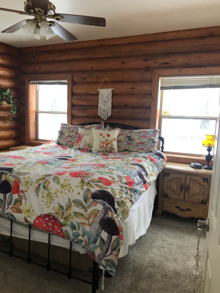 Chambre principale. Ventilateur de plafond et unité murale d'air/de chauffage Mitsubishi avec télécommande. Serviettes supplémentaires à côté du lit. Dressing avec fer et planche à repasser. Portes coulissantes avec rideaux occultants sur le balcon menant au spa. 