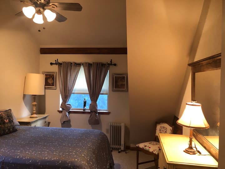 Lit double à l'étage. Confortable pour une personne.  Peut ne pas être confortable pour 2 personnes.  Le lit double est plus petit qu'un lit Queen Size.  Chauffage au fioul au sol dans la chambre. Ventilateur de plafond. Couvertures et oreillers supplémentaires dans le placard.
