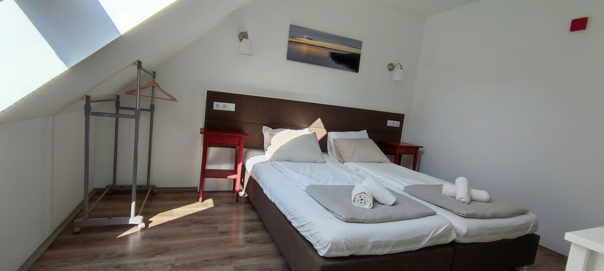 Dhoma e gjumit nr. 1
Krevate 90x200cm, të përkëdhelur ose të rehatshëm individualisht 