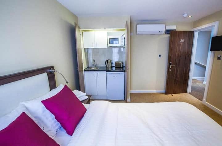 Studio Flat Near Earls Court - London
