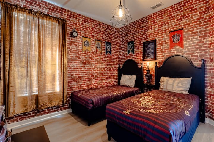 Пренесете се в общежитие „Хогуортс“ с тази тематична стая за Хари Потър