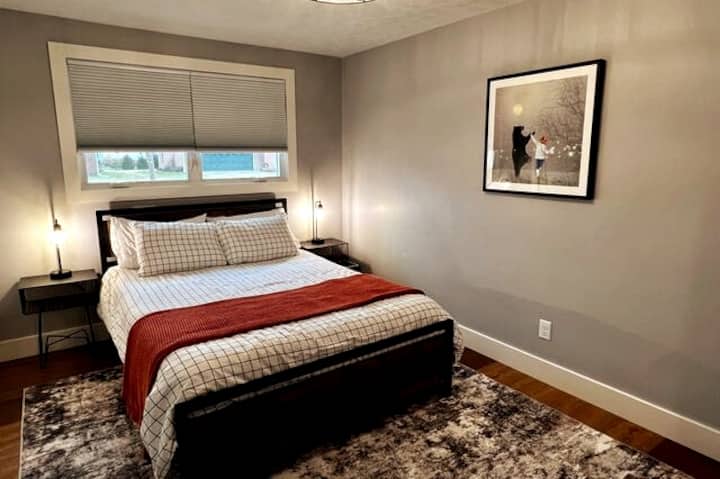 Sweet dreams with the Dancing Bear! Queen bed & closet. 