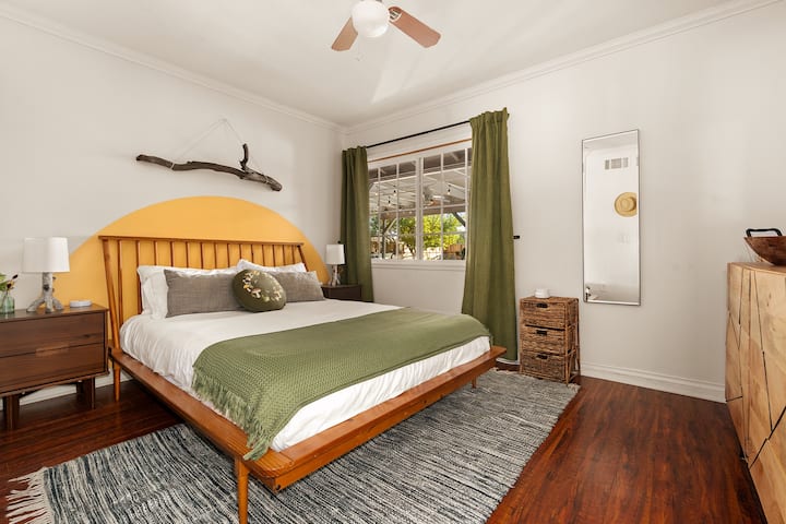 宁静的度假屋：标准双人床卧室，氛围宁静。