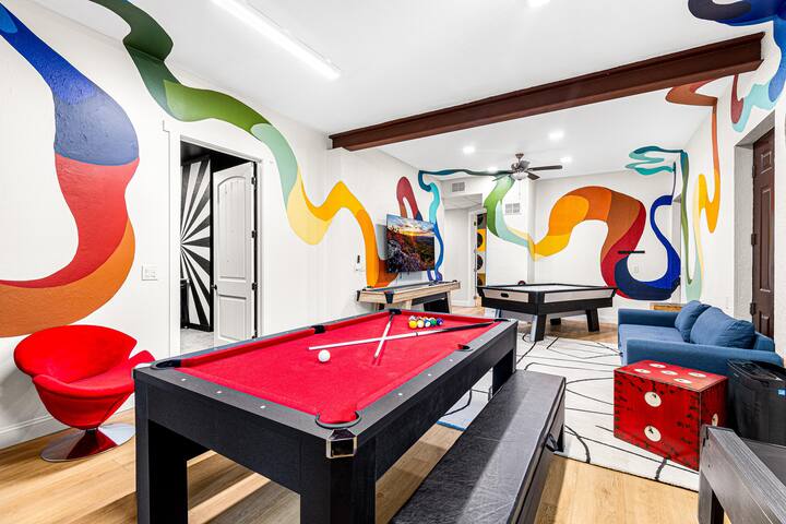 Art & Blue Ridge Views! HotTub|15 min to DT|22ppl gallery image 4