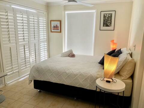 Charming spacious garden apartment. Close to beach