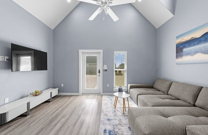 3 Bedroom Modern Condo | Walk To The Beach - Corpus Christi, TX