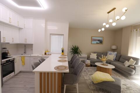 Lakeside Serenity Apartment
