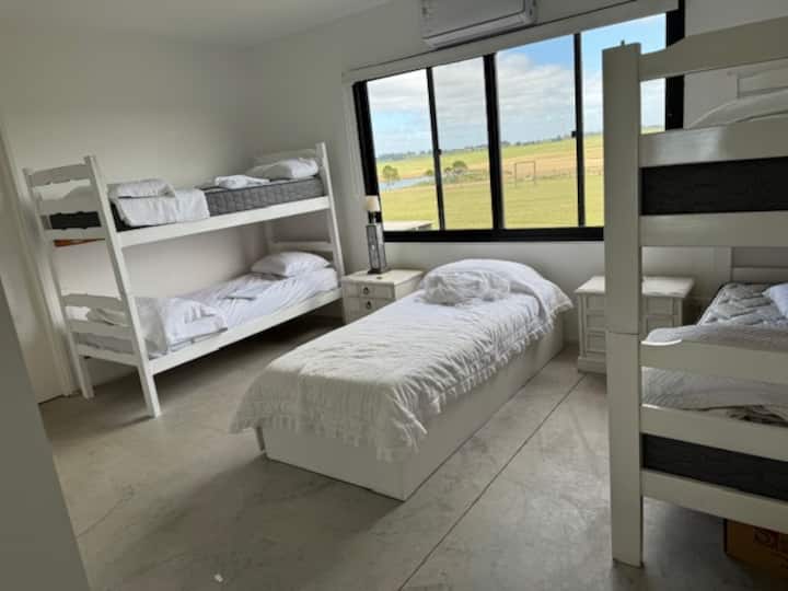 Chumba cha kati, chenye kitanda kimoja na vitanda viwili vya ghorofa