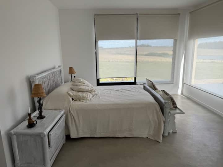 Chumba kikuu kilicho na kabati la kuingia, bafu na mwonekano mpana sana