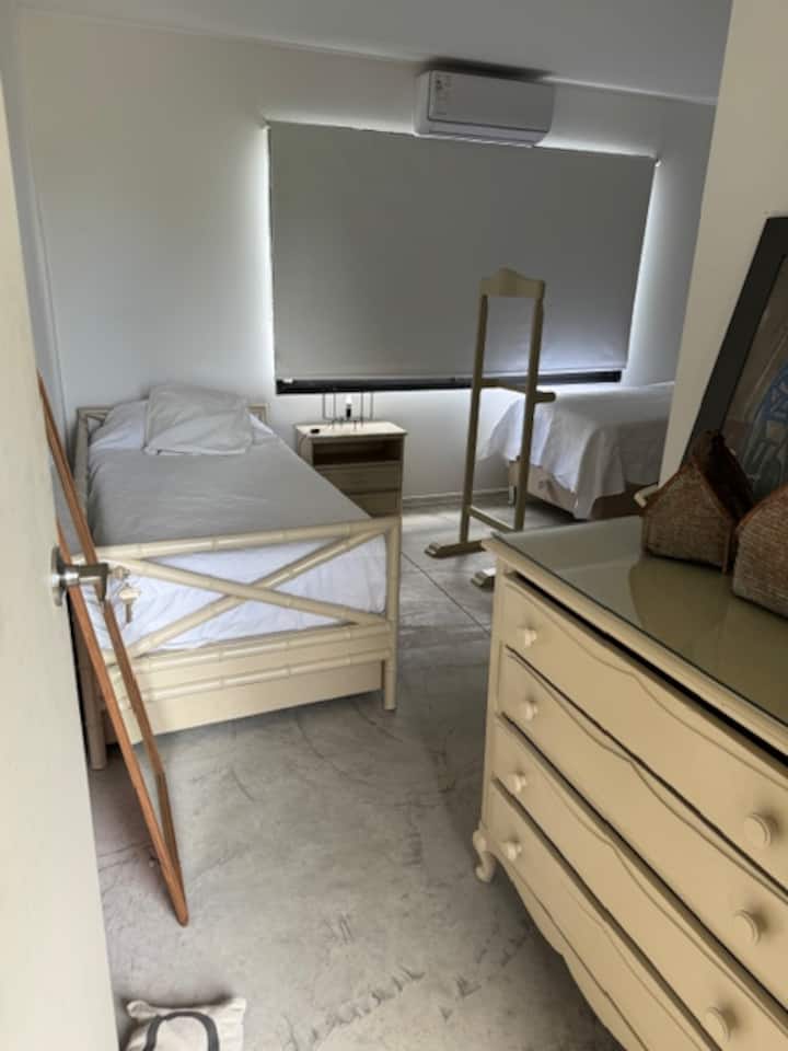 Chumba  kilicho na vitanda viwili vya kifahari na kitanda cha sofa.