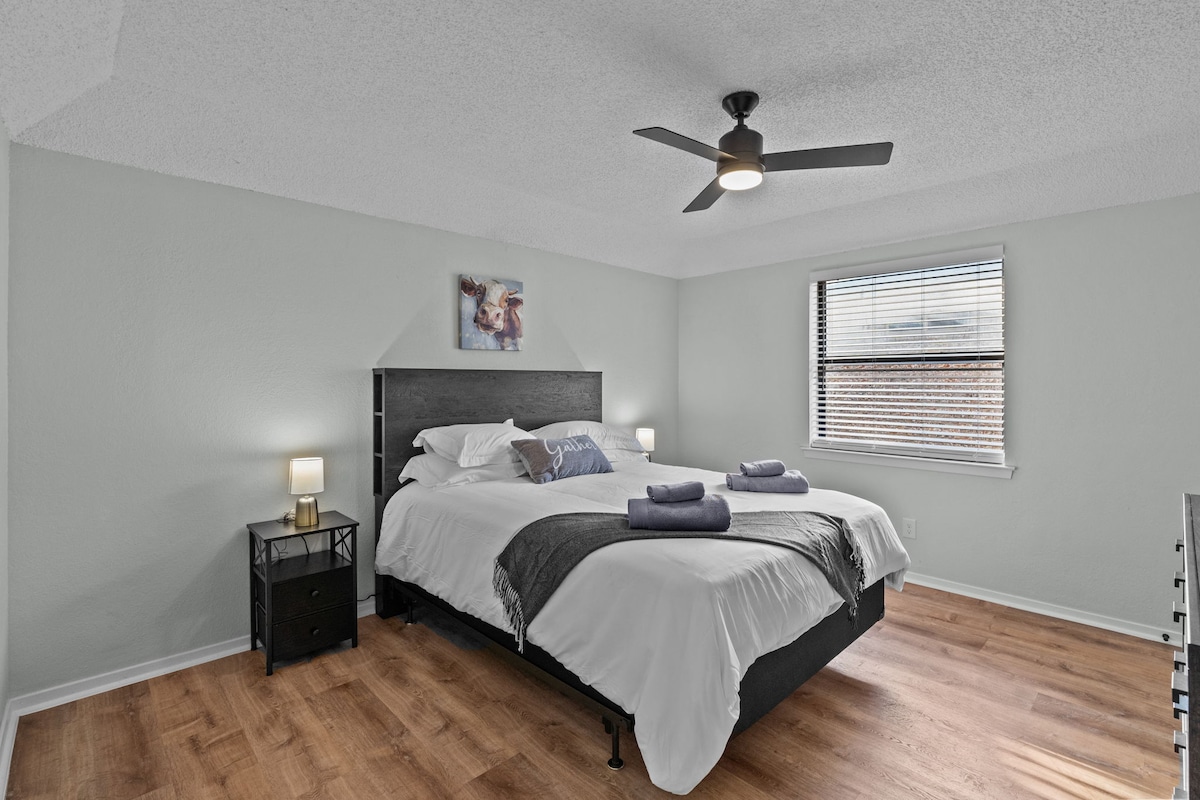 Chambre confortable et élégante avec un grand lit pour un confort ultime.