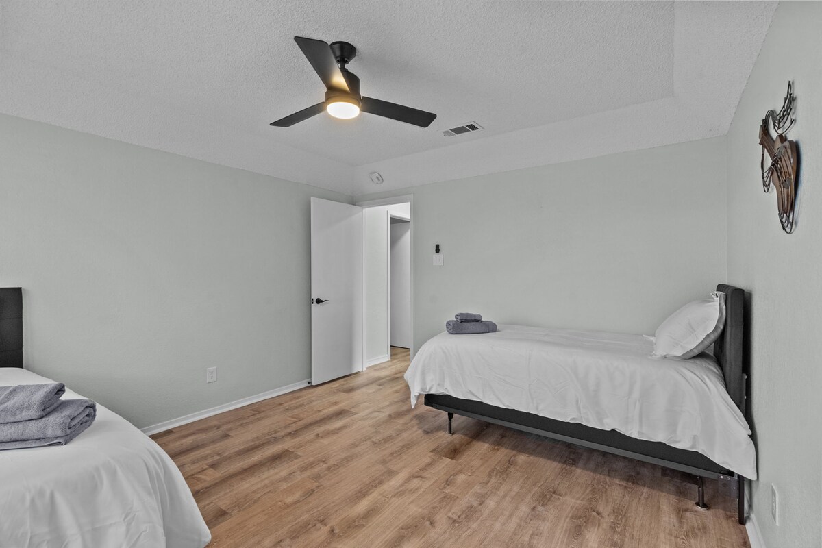 Parfait pour les enfants ou les amis – deux lits jumeaux pour des arrangements de couchage flexibles.