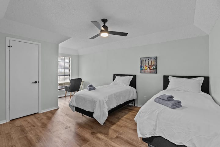 מושלם לילדים או חברים – שתי מיטות נפרדות לסידורי שינה גמישים.