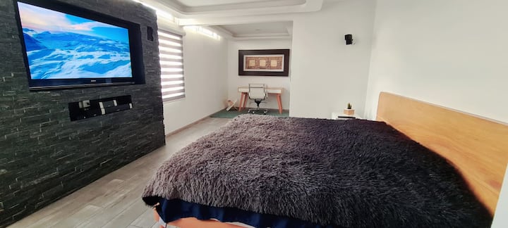 Chumba #1 chenye kitanda cha ukubwa wa mfalme, dawati lenye intaneti ya kasi ya juu, TV mahiri yenye Netflix, Amazon, Smart+ na Apple TV (hakuna mtumiaji anayehitajika; wageni wanaweza kuvitazama), na bafuni ya kibinafsi iliyo na kabati kubwa na chumba cha kubadilishia nguo. 