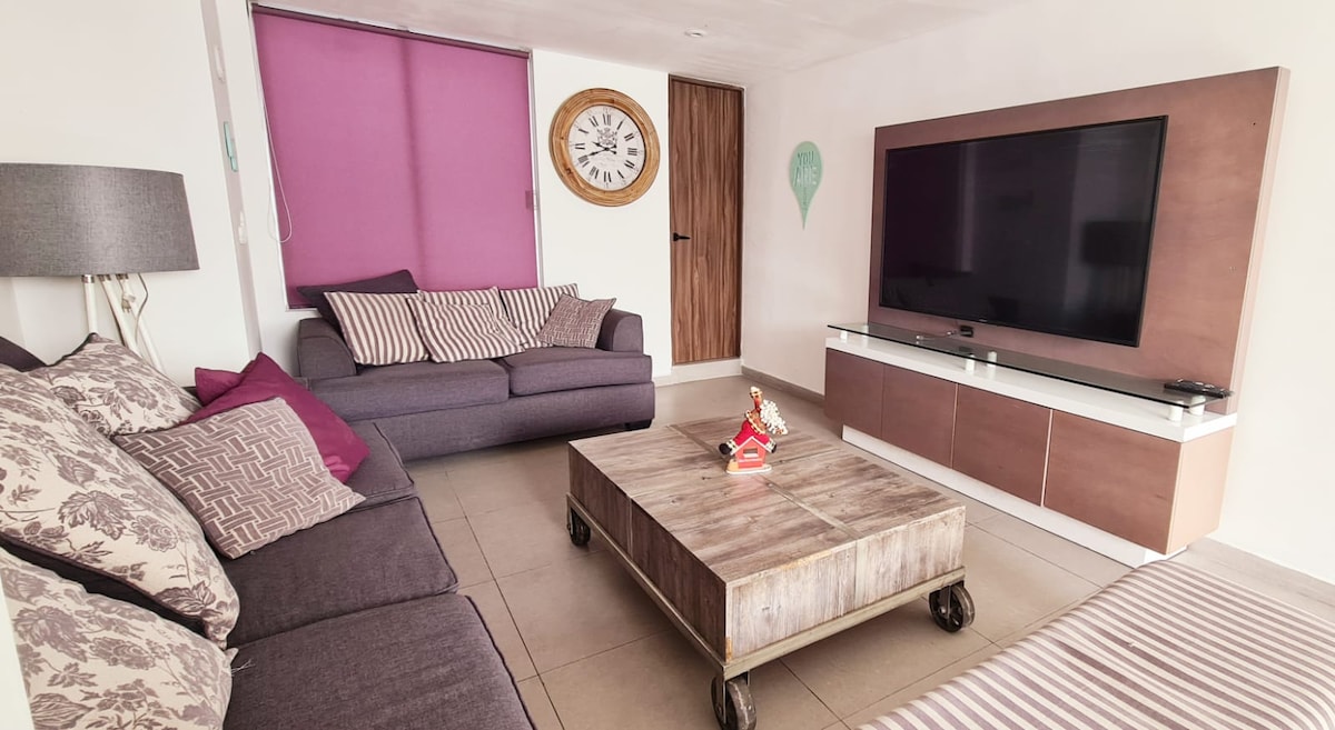 Salle de télévision avec Smart TV de 60 pouces, avec Amazon, Netflix, Smart +, Apple Tv, prêt à être vu, vous n'avez pas besoin de mettre un utilisateur. Salle très confortable et spacieuse pour 8 personnes. 